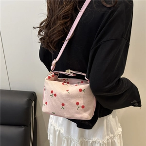 Borsa a secchiello in velluto a coste rosa con ricamo a ciliegia e tracolla