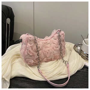 Detail der rosa Netztasche mit 3D-Rosen und elegantem silbernem Kettenriemen