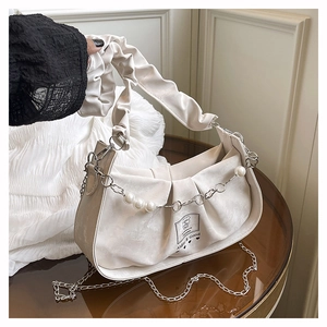 Détail du sac en cuir plissé blanc cassé avec chaîne de perles et anse froncée