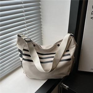 Sac à bandoulière beige chic à rayures noires, spacieux pour les déplacements quotidiens