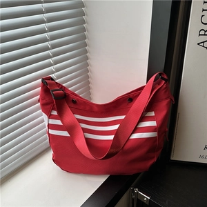 Sac bandoulière rouge en demi-lune avec rayures blanches et bandoulière réglable tendance
