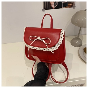 Dettaglio mini zaino rosso con bordo in pizzo bianco e fiocco in stile dolce lolita