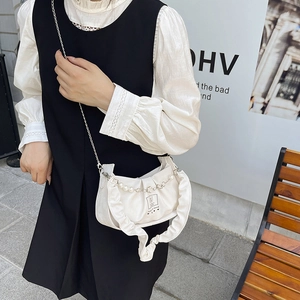 Sac baguette blanc plissé avec poignée en perles et bandoulière chaîne chic