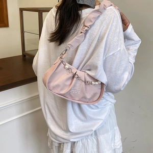 Sac baguette en satin rose avec bandoulière froncée et chaîne à perles florales