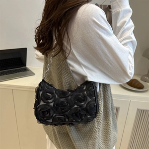 Schwarze Crescent-Schultertasche mit 3D-Netzrosen-Textur und silberner Gliederkette