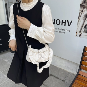 Sac baguette plissé blanc chic pour femme avec chaîne en perles et détails métal