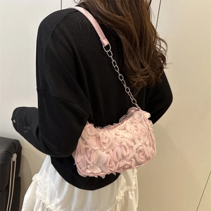 Schicke rosa 3D-Blumen-Schultertasche mit Rosen-Textur und Metallkette getragen am Model