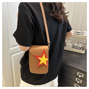 Détail du sac à bandoulière en cuir marron avec broderie étoile rouge et jaune
