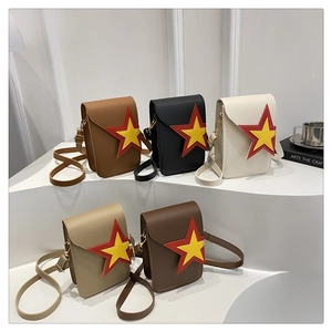 Lot de petits sacs bandoulière avec logo étoile en cinq couleurs sur socles blancs