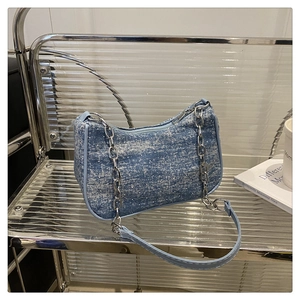 Vue détaillée du sac d'épaule en denim avec chaîne argentée et texture étoilée sur hobo
