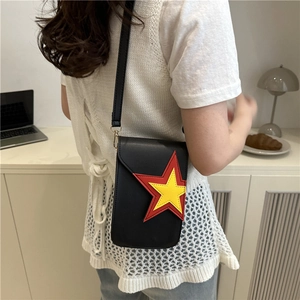 Sac bandoulière carré en cuir PU noir avec applications d'étoiles rouges et jaunes
