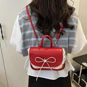 Mini zaino in pelle PU rossa con bordo in pizzo bianco e fiocco dolce decorativo