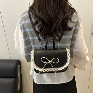 Zaino Lolita nero con pizzo e fiocco indossato da una modella in uno stile casual