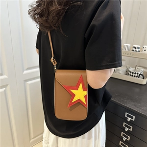 Sac bandoulière rétro marron pour femme avec motif étoile porté en vue arrière décontractée