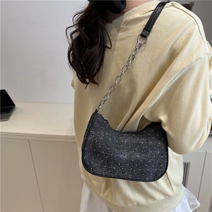 Sac croissant noir chic avec pois scintillants et bandoulière en chaîne argentée