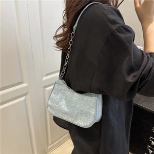 Sac croissant bleu clair à paillettes pour femme avec bandoulière en chaîne argentée