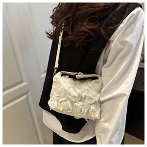 Détail du sac à bandoulière en organza blanc avec roses 3D et sangle en cuir