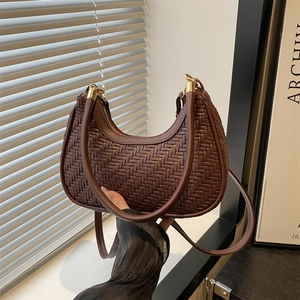 Borsa a spalla intrecciata marrone scuro a mezzaluna con dettagli in metallo oro