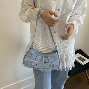 Hellblaue Achseltasche aus Stoff mit Metallschnallen im Biker-Stil und Silberösen