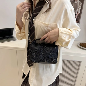 Sac seau noir chic à fleurs 3D avec bandoulière élégante pour femmes à la mode