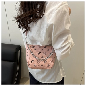 Borsa a secchiello rosa in pelle martellata con stampe di orsi e dettagli a catena