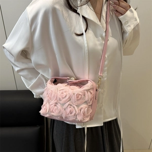 Sac à bandoulière rose chic avec pétales de rose en tissu 3D et détails dorés