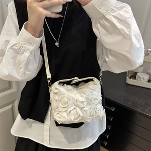 Sac seau blanc avec texture florale 3D et détails en métal doré pour mode féminine