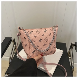 Dettaglio della borsa a secchiello rosa in pelle litchi con catena in argento