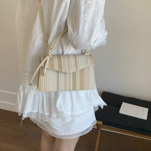 Sac bandoulière tissé minimaliste pour femme avec nœuds décoratifs et détails dorés