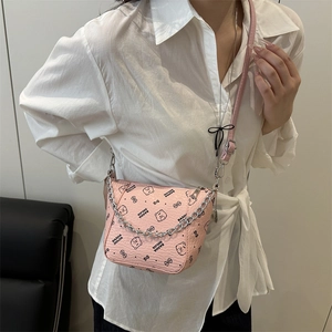 Borsa a tracolla rosa in pelle PU con motivo a orsetto e catena decorativa argento