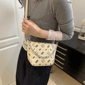 Borsa a secchiello crema minimalista con stampa orsetto e tracolla a catena