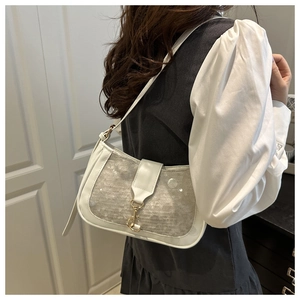 Vue détaillée du sac à bandoulière blanc à paillettes porté par un mannequin