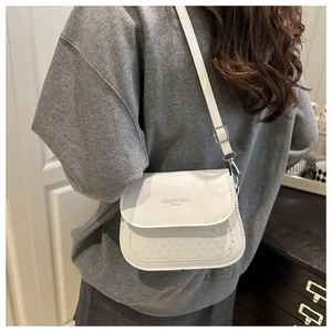 Détail du petit sac blanc à bandoulière avec motif matelassé et lettrage Fashion Trend