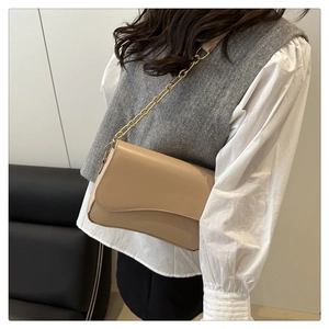 Borsa a tracolla beige in pelle PU con patta ondulata e catena dorata elegante