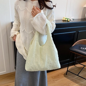 Sac fourre-tout en mousseline vert clair avec broderie florale et style minimaliste élégant