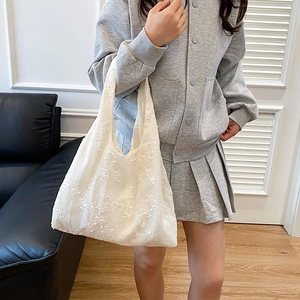Sac fourre-tout à broderie florale avec grande capacité et style estival minimaliste