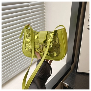 Détail d'un sac porté épaule à paillettes vert vif avec fermoir crochet métallique