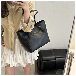 Borsa tote classica in pelle nera con tracolle regolabili mostrata in un selfie allo specchio