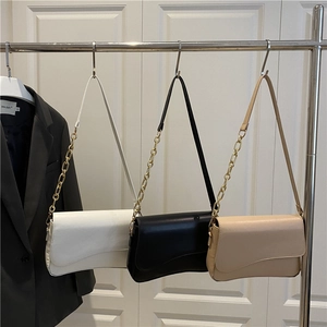 Borsa a tracolla minimalista in bianco, nero e beige con catena in metallo dorato