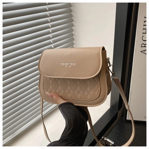 Détail du sac besace beige avec lettrage FASHION TREND et texture matelassée chic