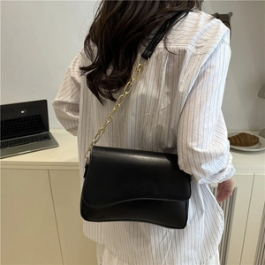 Minimalistische schwarze Umhängetasche aus Leder mit goldener Gliederkette für Damen
