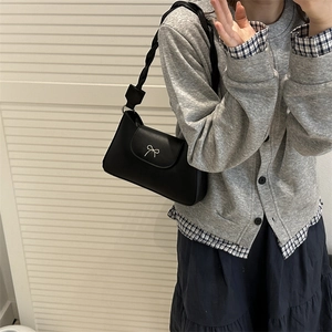 Sac sous le bras noir pour femme avec noeud papillon argenté et bandoulière tissée