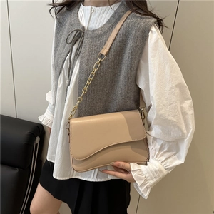Beige Umhängetasche mit Wellenklappe und Goldkette für Damen Sommer Mode Stil
