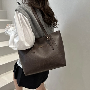 Grand sac cabas marron foncé avec bandoulières réglables au design minimaliste