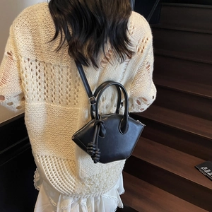 Borsa a secchiello nera minimalista a forma di trapezio con nodo decorativo in pelle