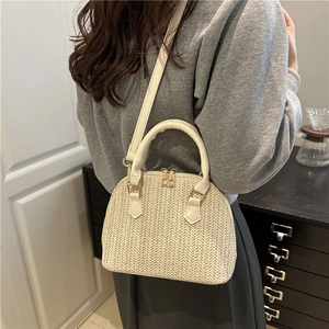 Bolso de paja beige con textura en V y correas de PU blanco mostrado en modelo