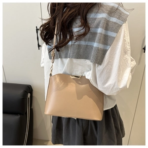 Detail der minimalistischen beige Umhängetasche mit goldener Metallschnalle und Lederriemen