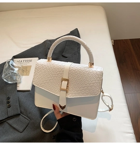 Vue détaillée d'un sac à main blanc en PU avec rabat tissé et boucle en métal doré