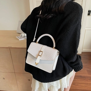 Sac bandoulière blanc chic avec texture tressée et détails en métal doré pour femme