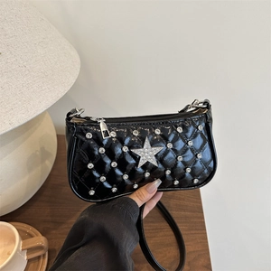 Sac Sous le Bras Matelassé Y2K pour Femmes avec Étoile en Strass et Clous Cuir PU Sac à Épaule Tendance Croissant